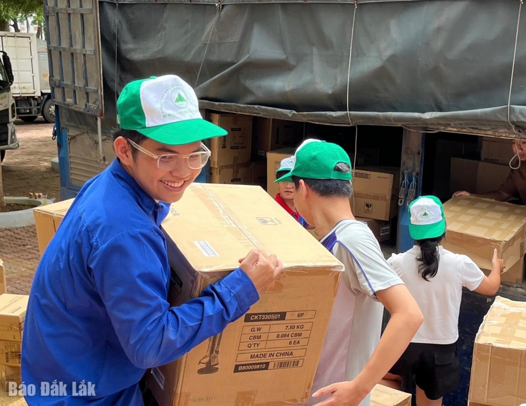 Tình nguyện viên tiếp nhận vật phẩm hỗ trợ