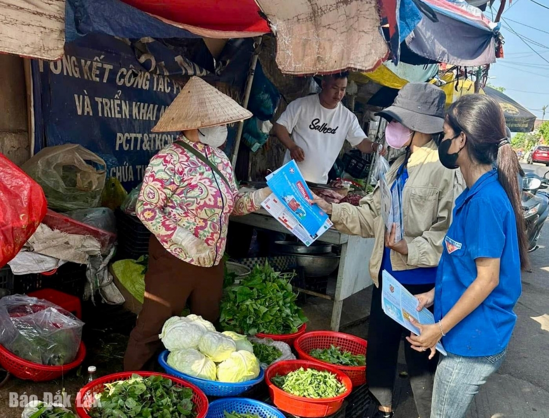 Đội hình Bình dân học vụ số phường Ea Tam (TP. Buôn Ma Thuột) tuyên truyền, vận động tiểu thương sử dụng mã QR trong thanh toán các giao dịch tại chợ.