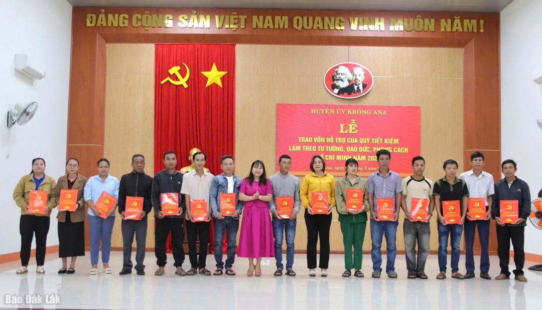 Đại diện Huyện ủy Krông Ana trao kinh phí hỗ trợ các đảng viên, viên chức khó khăn. 
