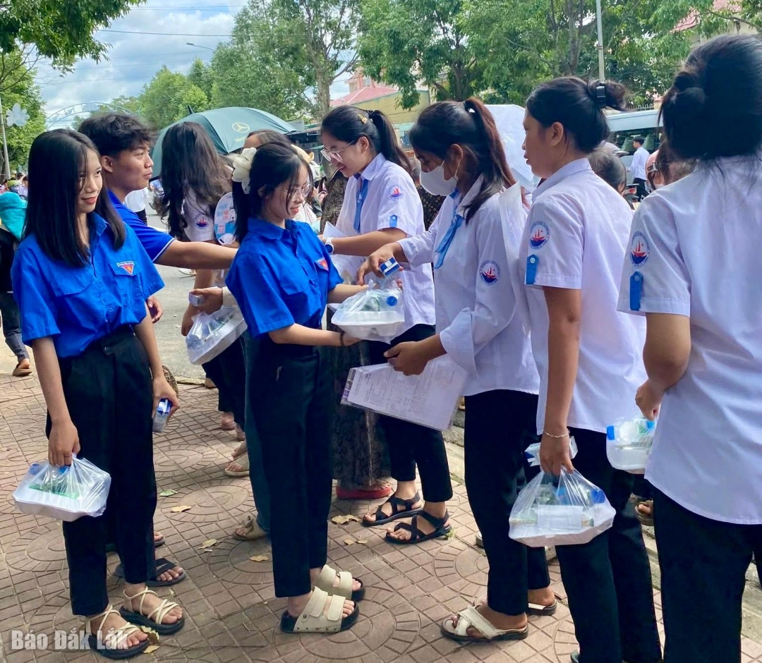 Tình nguyện viên Tiếp sức mùa thi