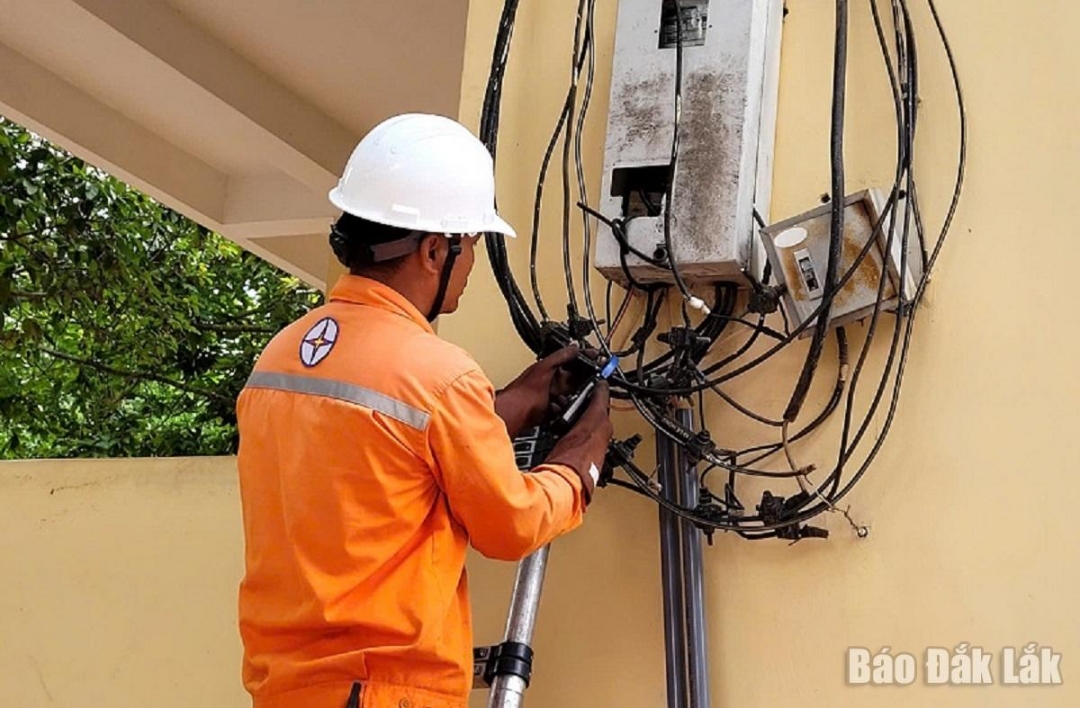 Nhân viên ngành điện kiểm tra hệ thống điện trên địa bàn TP. Buôn Ma Thuột trước Kỳ thi THPT năm 2025