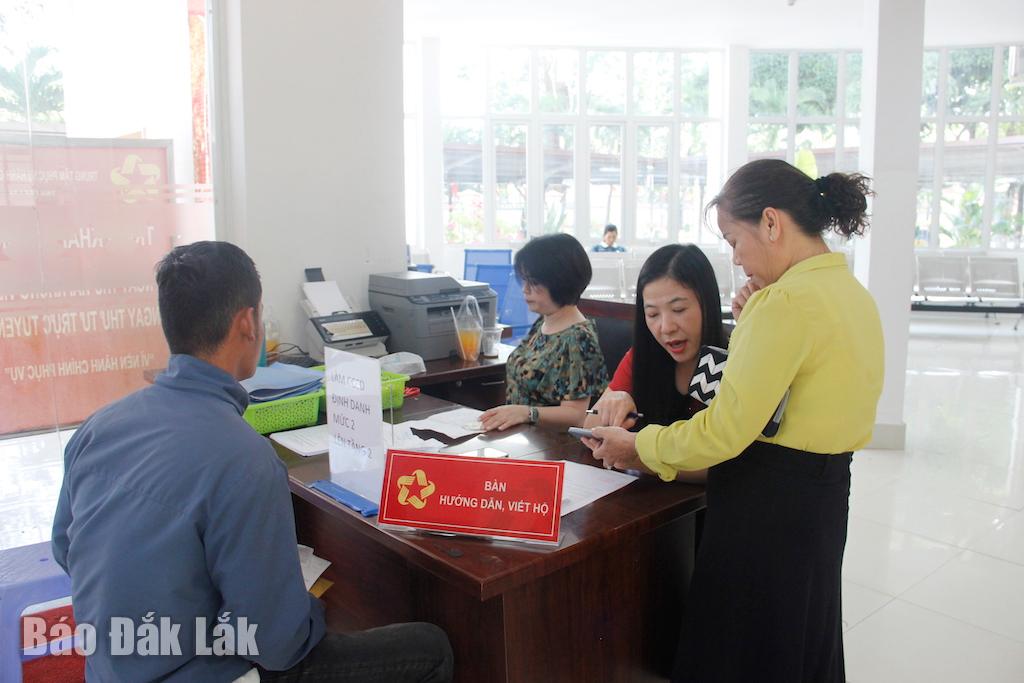 Hướng dẫn người dân thực hiện các thủ tục hành chính tại Trung tâm Phục vụ hành chính công tỉnh.