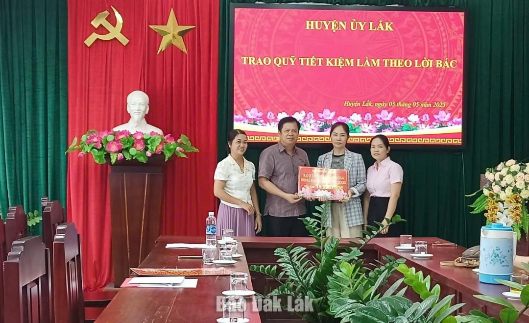 Đoàn trao kinh phí hỗ trợ cho gia đình ông Nguyễn Tuấn Anh (trú tại tổ dân phố Hợp Thành, thị trấn Liên Sơn, bị mắc căn bệnh suy thận giai đoạn 5).