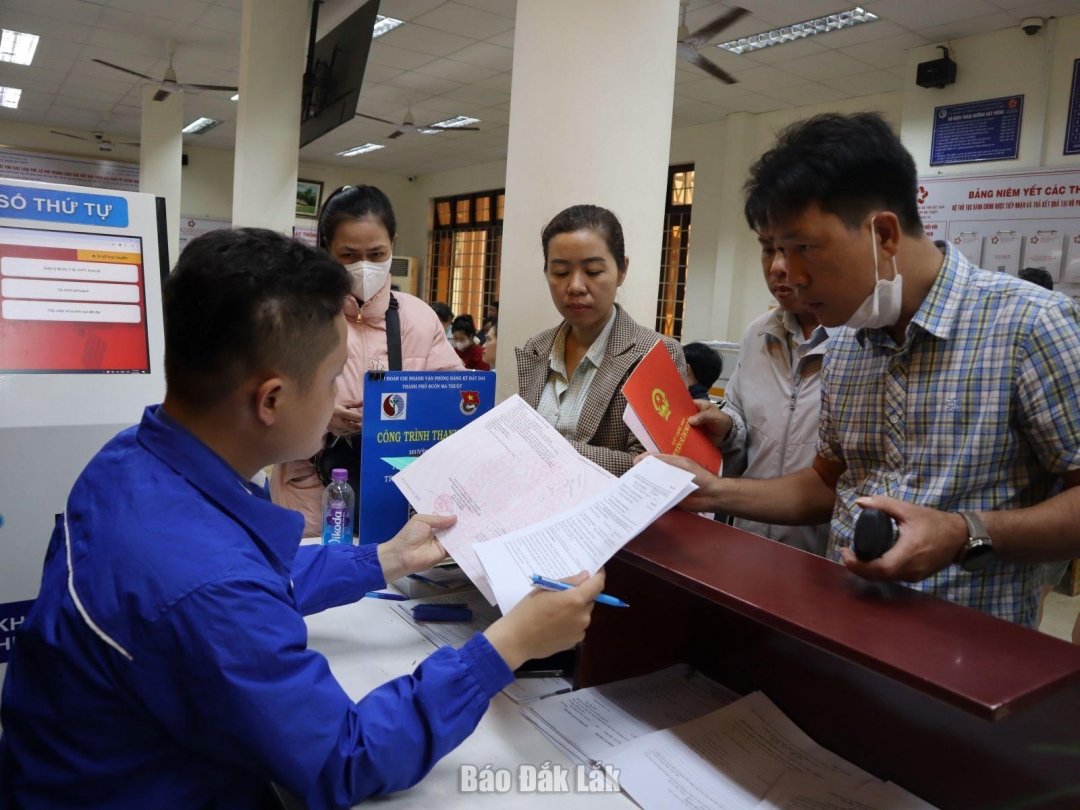 Người dân làm thủ tục hành chính tại Bộ phận Tiếp nhận và Trả kết quả TP. Buôn Ma Thuột.