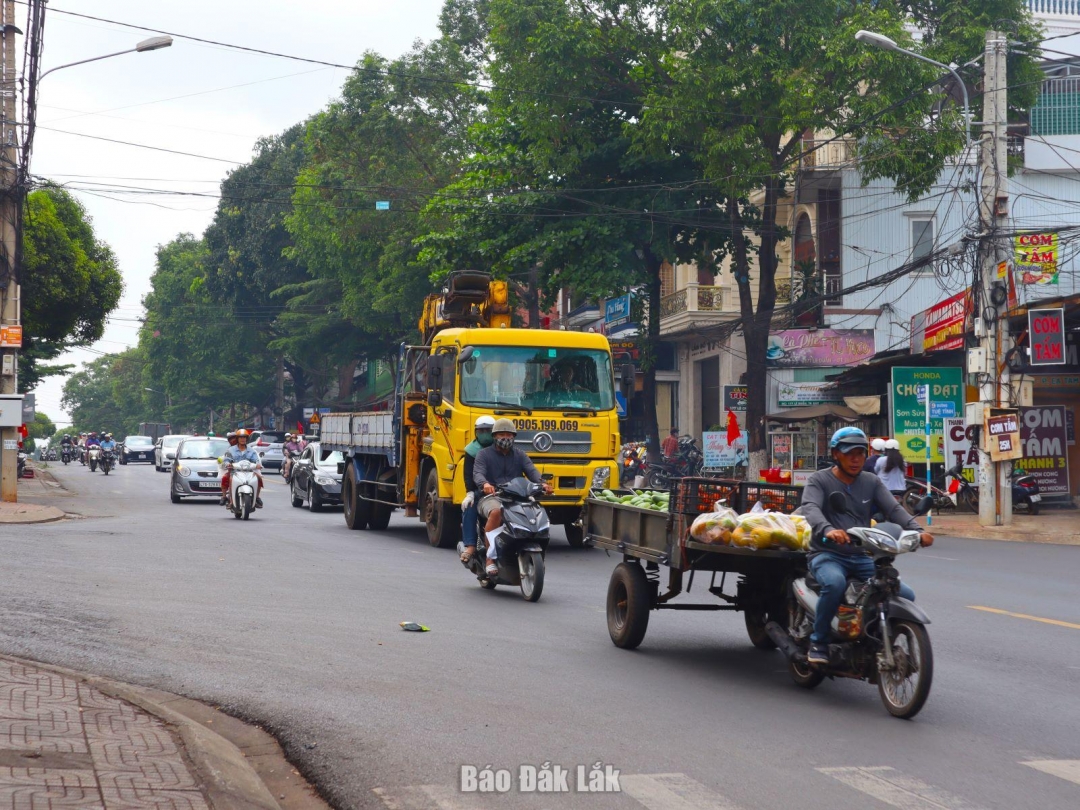 Đường Hồ Chí Minh đoạn qua địa bàn TP. Buôn Ma Thuột là tuyến đường có mật độ phương tiện và người tham gia giao thông cao.