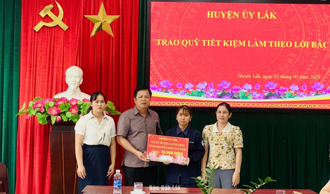 Đoàn trao kinh phí hỗ trợ chị Hoàng Thị Diệu Thúy ở xã Đắk Liêng, mắc căn bệnh u ác tuyến giáp.