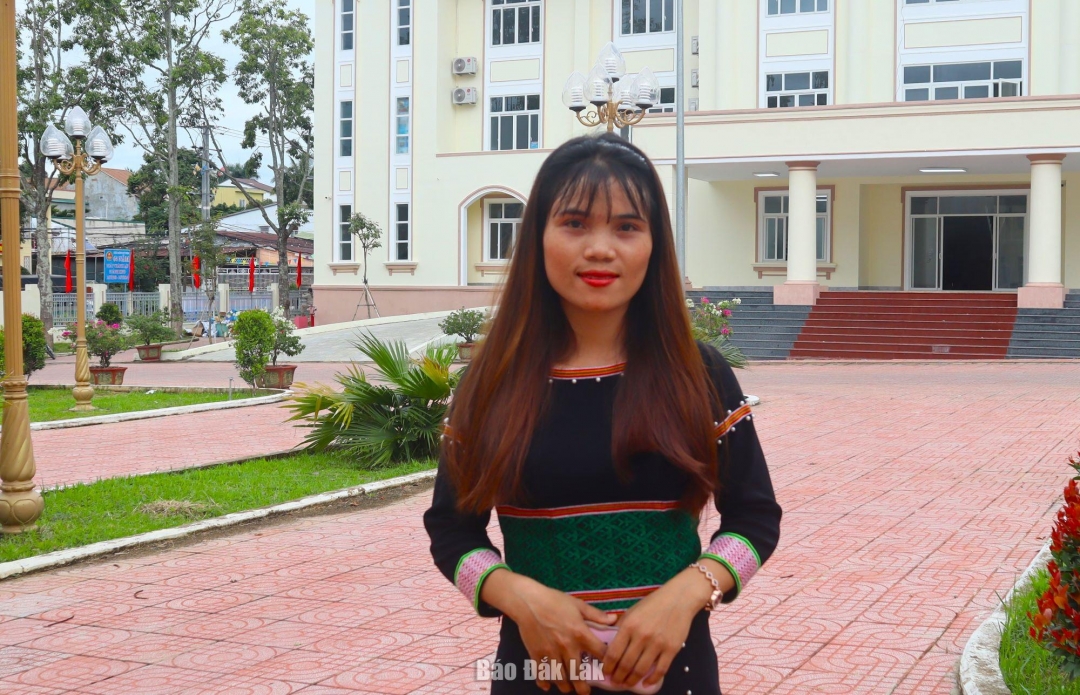 Em H Niêm Liêng, đại diện cho thế hệ trẻ đồng bào Mnông ở huyện Lắk (cũ) tin tưởng vào những quyết sách khi chính quyền địa phương hai cấp chính thức vận hành.