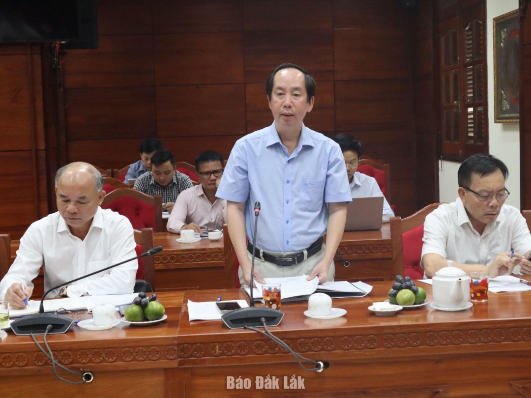 Đại diện lãnh đạo Sở Xây dựng báo cáo công tác tiếp nhận bàn 
giao các tuyến quốc lộ trên địa bàn tỉnh.