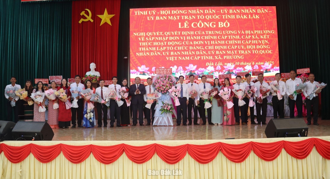 Tỉnh ủy viên, Bí thư Huyện ủy Lắk (cũ) Nguyễn Văn Long tặng hoa chúc mừng các đồng chí Ủy viên Ban Chấp hành Đảng bộ xã Liên Sơn Lắk.