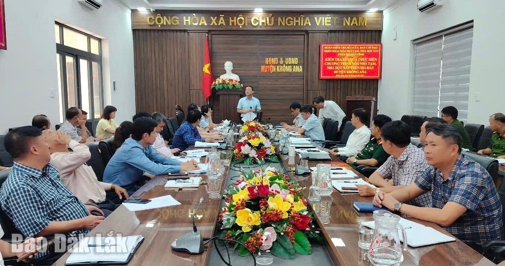 Các đại biểu tham dự buổi làm việc.