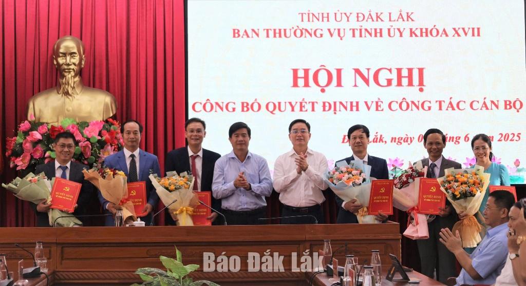 Ủy viên Trung ương Đảng, Bí thư Tỉnh ủy Nguyễn Đình Trung trao quyết định điều động và bổ nhiệm Tổng biên tập và các Phó Tổng Biên tập Báo Đắk Lắk.