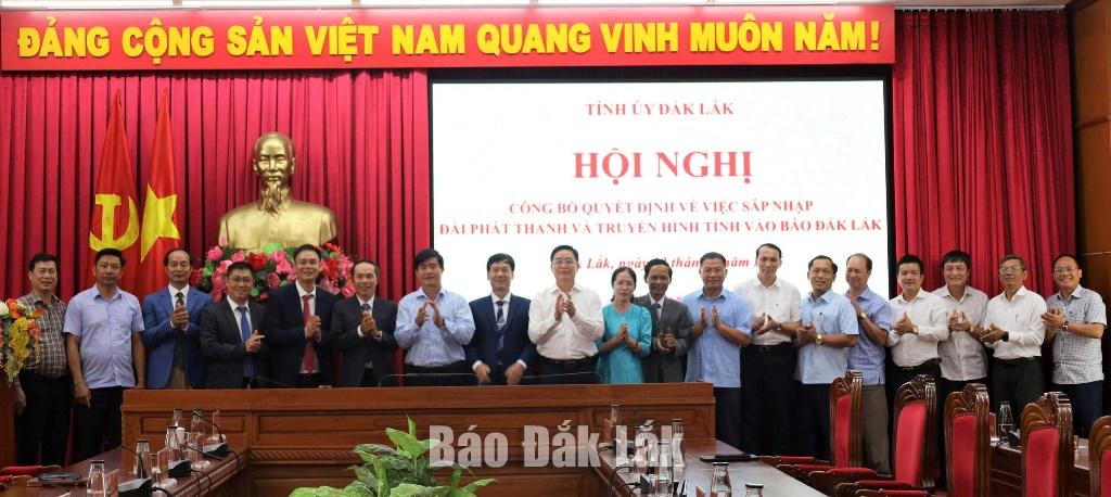 Ủy viên Trung ương Đảng, Bí thư Tỉnh ủy Nguyễn Đình Trung cùng các đồng chí lãnh đạo tỉnh  chụp ảnh lưu niệm với Báo Đắk Lắk.