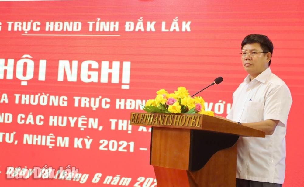 Trưởng ban Văn hoá -Xã hội của HĐND tỉnh Lê Văn Cường trình bày báo cáo kết quả hoạt động của HĐND hai cấp.