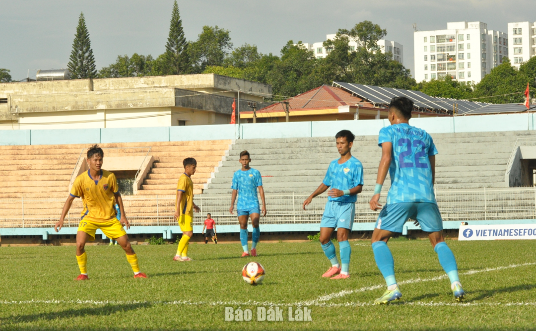 Cầu thủ số 17 Bá Vĩ có pha lập công duy nhất, giúp Đắk Lắk giành trọn 3 điểm ở lượt trận thứ 11.