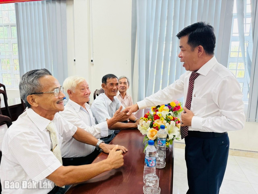 Các thế hệ lãnh đạo, nguyên lãnh đạo xã Xuân Lộc tay bắt mặt mừng trước sự kiện trọng đại của đất nước. Ảnh: Thùy Thảo