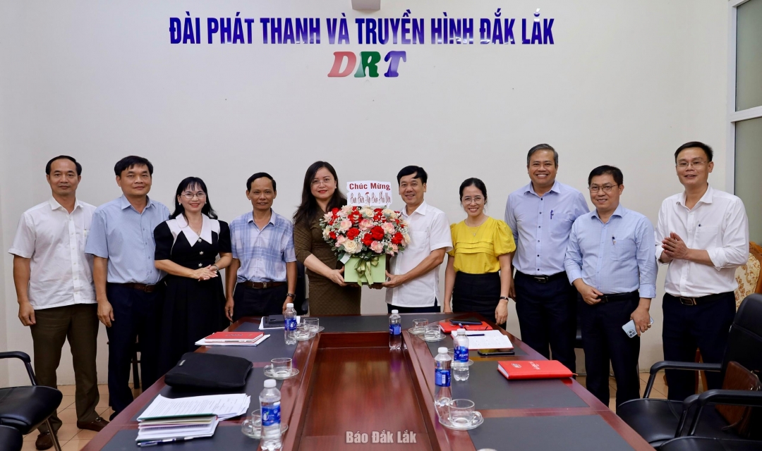 Ban Biên tập Báo Đắk Lắk tặng hoa chúc mừng Ban Biên ập Báo Phú Yên. Ảnh: Ngọc Thắng.