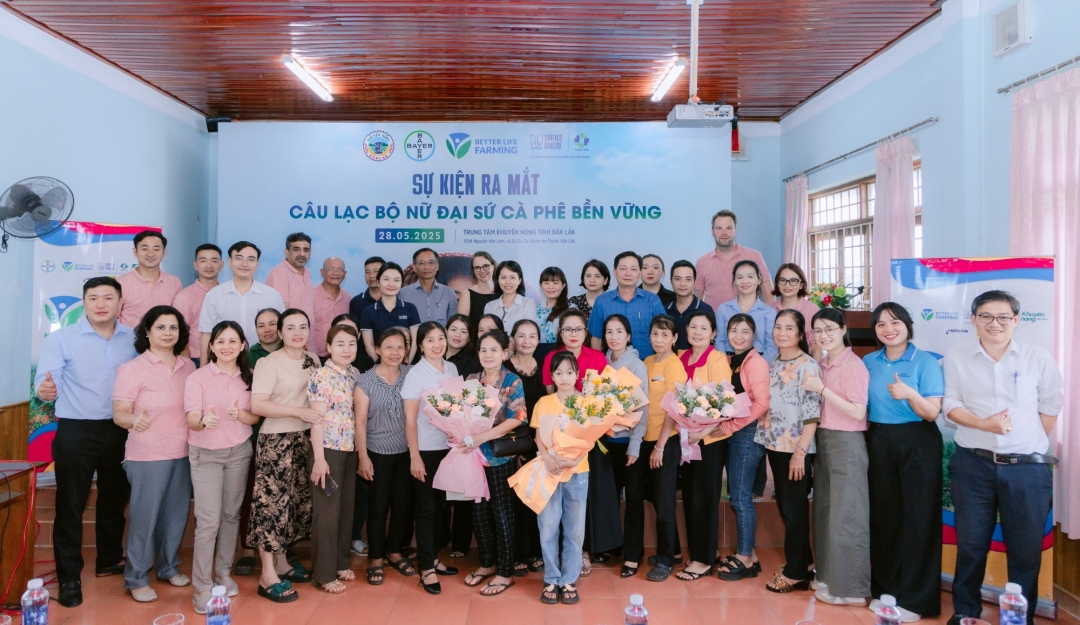 Câu lạc bộ “Nữ đại sứ cà phê bền vững được ra mắt tại văn phòng Trung tâm Khuyến nông tỉnh Đăk Lăk với sự góp mặt của 20 nữ nhà nông tiên phong.