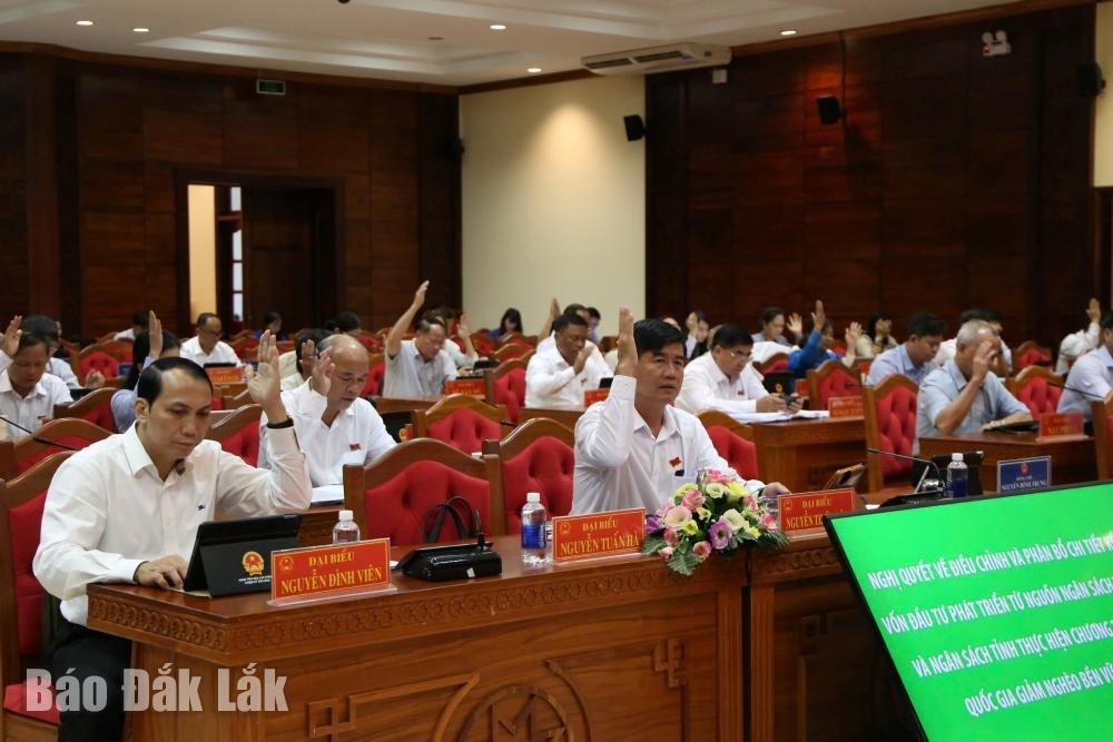Đại biểu biểu quyết thông qua nghị quyết. Ảnh: Vạn Tiếp