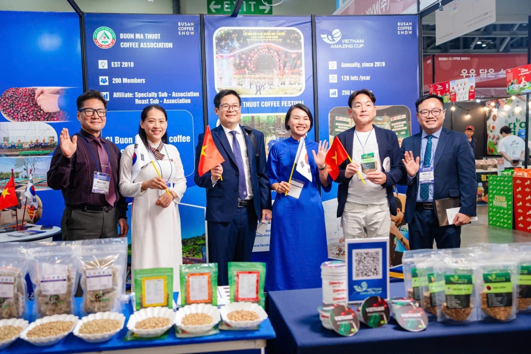 Gian hàng trưng bày sản phẩm cà phê đặc sản Việt Nam tại Triển lãm Busan Coffee Show.