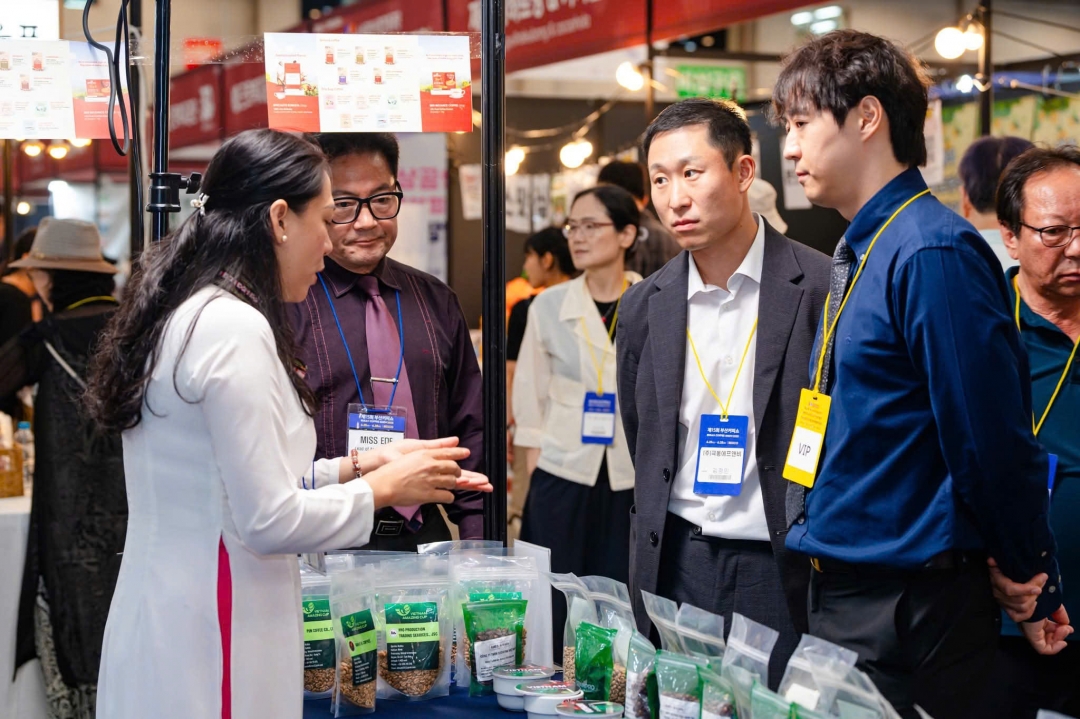 Du khách đến tham quan, tìm hiểu sản phẩm cà phê đặc sản Việt Nam tại triển lãm.