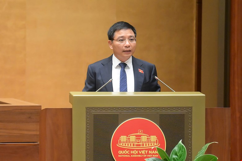 Bộ trưởng Bộ Tài chính Nguyễn Văn Thắng trình bày tờ trình. Ảnh: quochoi.vn