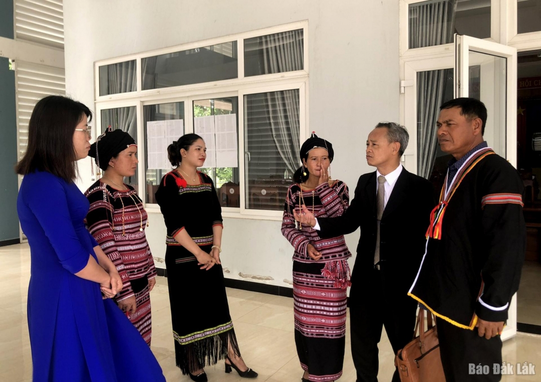 Chủ tịch UBND xã Sông Hinh Nguyễn Chí Hiền trao đổi thông tin với cán bộ, người dân xã trước khi vào dự lễ sáp nhập 2 tỉnh Phú Yên, Đắk Lắk vào sáng 30/6. Ảnh: Văn Thùy