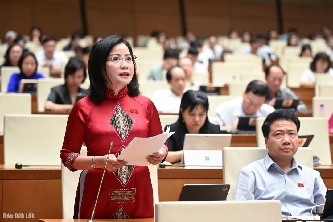 Phó Trưởng đoàn phụ trách Đoàn đại biểu Quốc hội tỉnh Đắk Lắk Nguyễn Thị Thu Nguyệt phát biểu thảo luận. (Ảnh do Đoàn đại biểu Quốc hội tỉnh cung cấp)