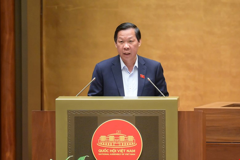 Chủ nhiệm Ủy ban Kinh tế và Tài chính của Quốc hội Phan Văn Mãi trình bày báo cáo thẩm tra. Ảnh: quochoi.vn