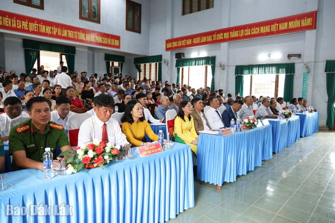 Nhân dân và cán bộ xã Ea Phê theo dõi trực tuyến Lễ công bố được tổ chức tại Quảng trường 10/3.