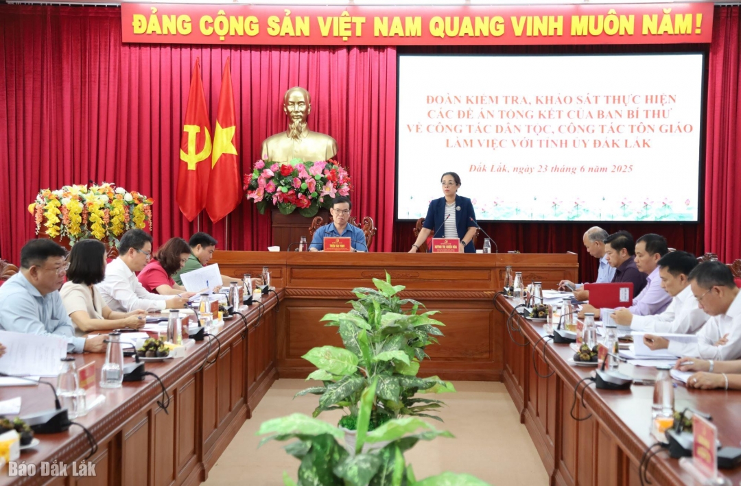 Đồng chí Huỳnh Thị Chiến Hòa, Phó Bí thư Thường trực Tỉnh ủy, Chủ tịch HĐND tỉnh trao đổi một số thông tin về công tác dân tộc, tôn giáo với đoàn công tác.