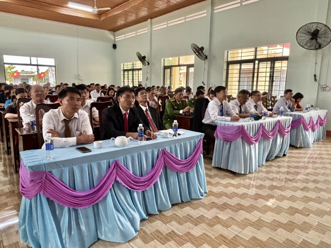 Các đại biểu và nhân dân tham dự buổi lễ.