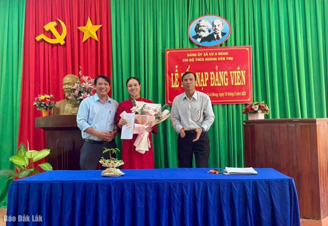 Đảng viên Nguyễn Thị Thảo - thuộc Chi bộ Trường THCS Hoàng Văn Thụ nhận Thẻ Đảng và hoa chúc mừng.