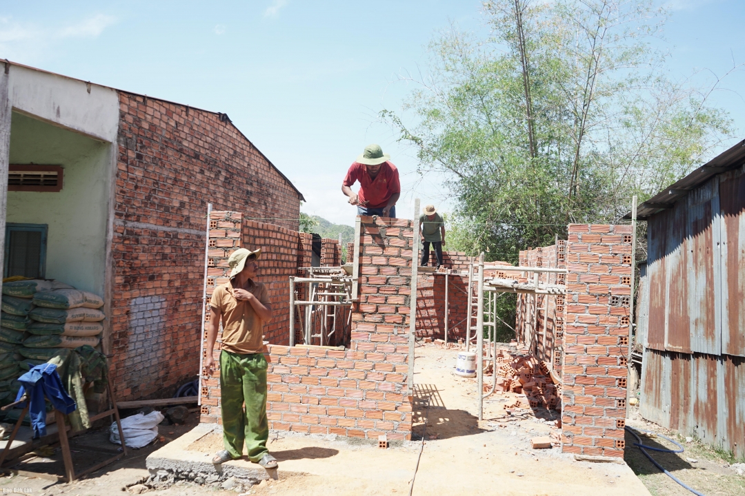 Một hộ nghèo được hỗ trợ xây dựng nhà ở trên địa bàn huyện Lắk