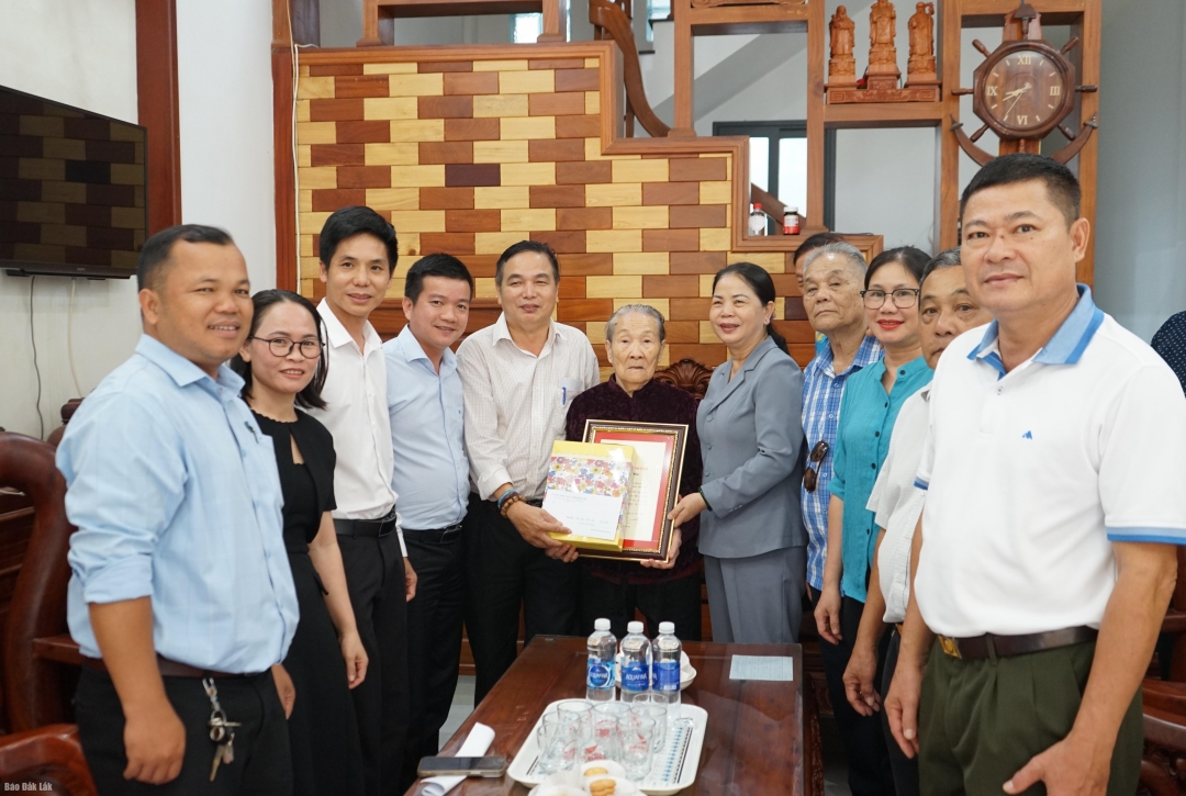 Phó Giám đốc Sở Y tế Nguyễn Thành Trung và các thành viên trong đoàn tặng quà, chúc thọ 100 tuổi cụ Lưu Thị Hợi 