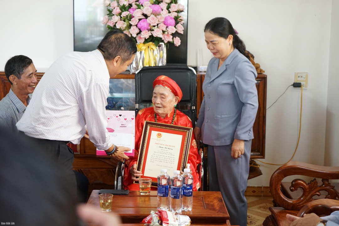 Phó Giám đốc Sở Y tế Nguyễn Thành Trung tặng quà mừng thọ 100 tuổi cụ Phạm Thị Ngỗng 