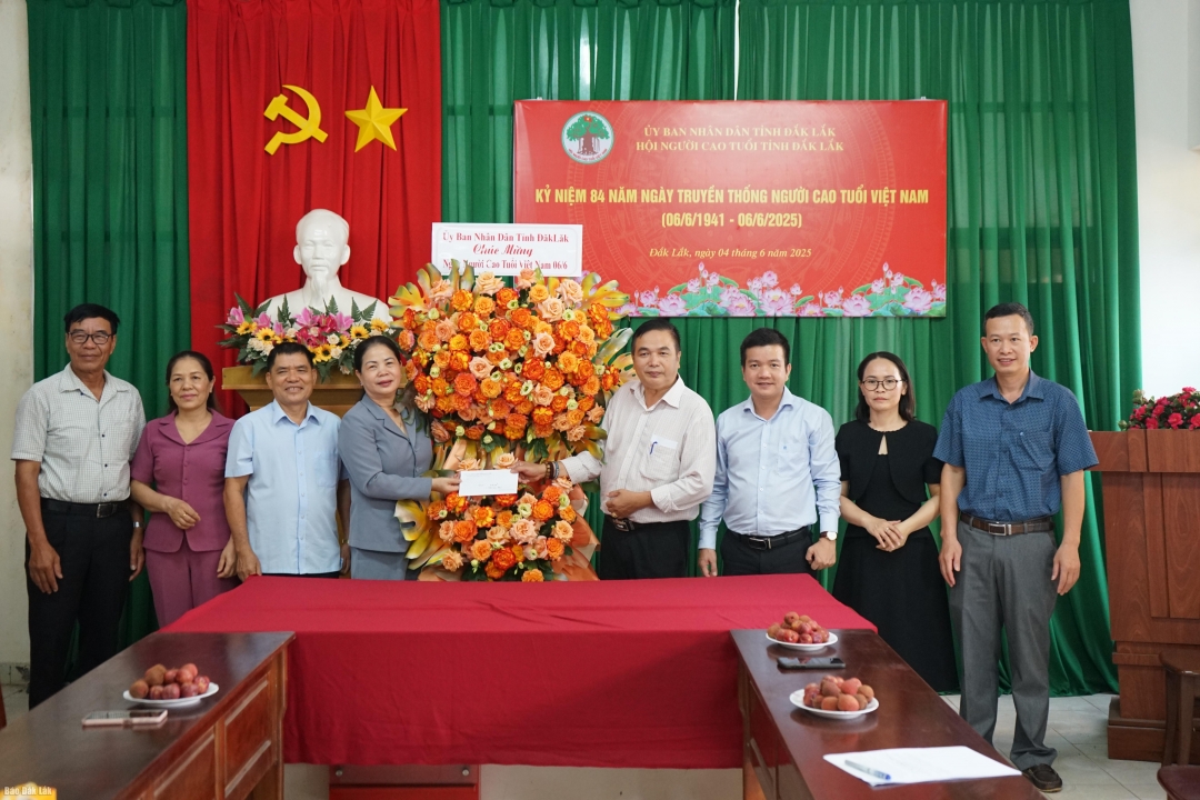 Đoàn công tác tặng hoa và quà chúc mừng Hội Người cao tuổi tỉnh