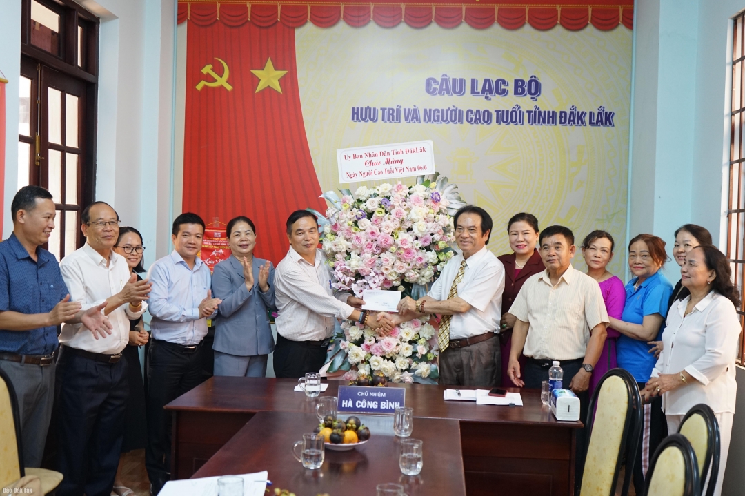 Phó Giám đốc Sở Y tế Nguyễn Thành Trung tặng hoa chúc mừng Câu lạc bộ hưu trí và người cao tuổi tỉnh