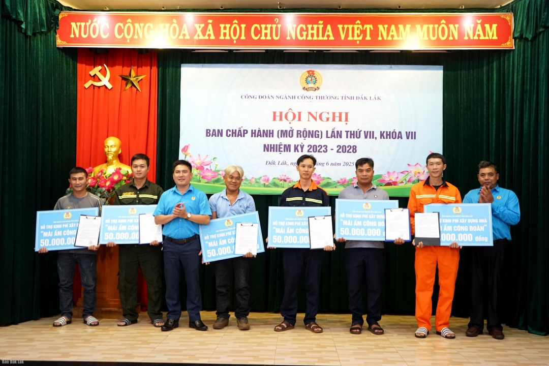 Công đoàn ngành Công thương trao quyết định hỗ trợ kinh phí xây dựng nhà “Mái ấm công đoàn” cho 6 đoàn viên