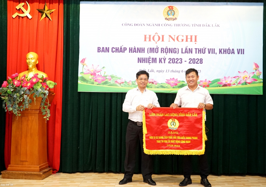 Trao Cờ thi đua của Tổng LĐLĐ tặng CĐCS Công ty Cổ phần Thép ASEAN