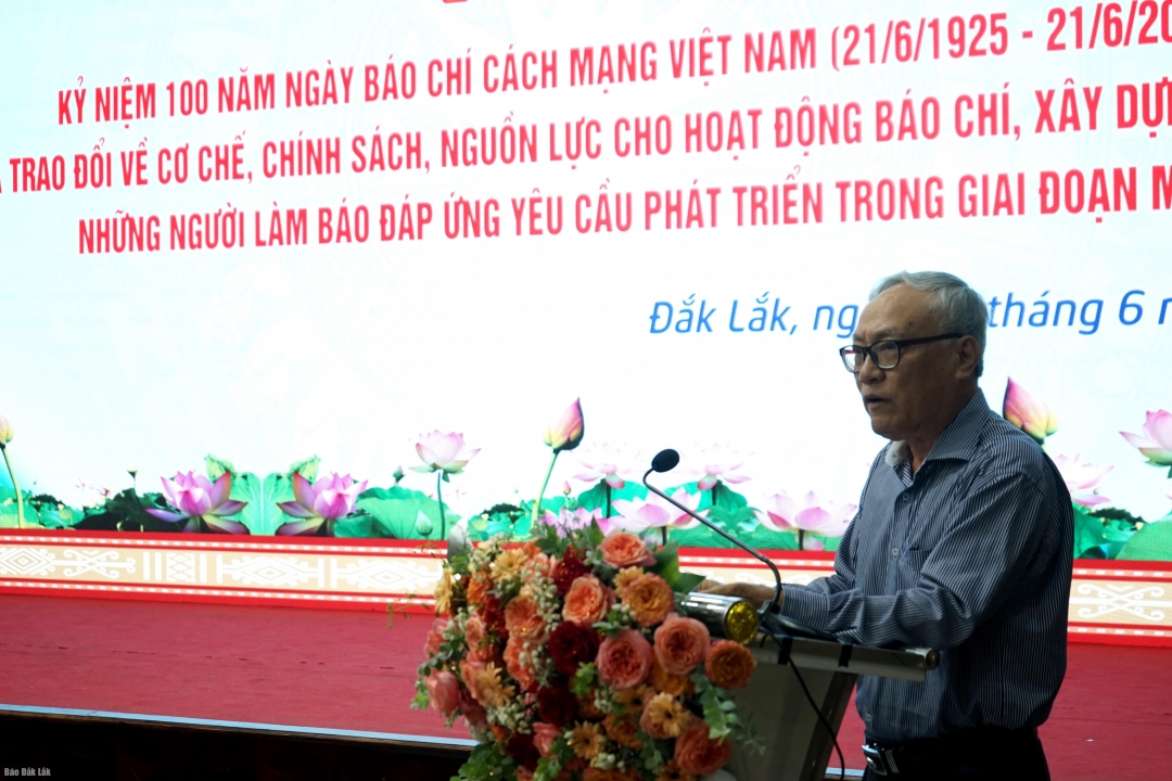 Chủ tịch Hội Nhà báo tỉnh Nguyễn Văn Phú trình bày tham luận tại hội thảo