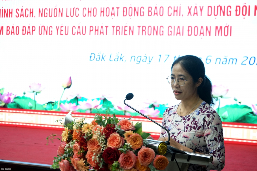 Phó Tổng Biên tập Báo Đắk Lắk Đàm Thị Thuần trình bày tham luận 