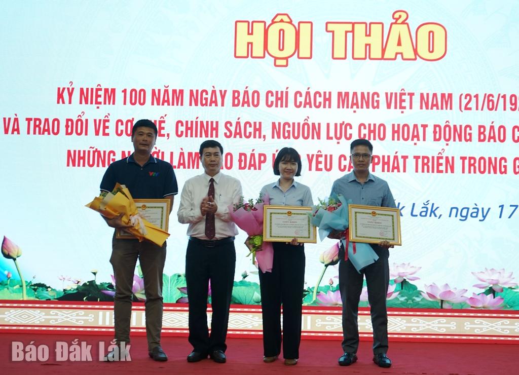 Lãnh đạo Sở Văn hóa - Thể thao và Du lịch tỉnh trao giấy khen cho các tập thể