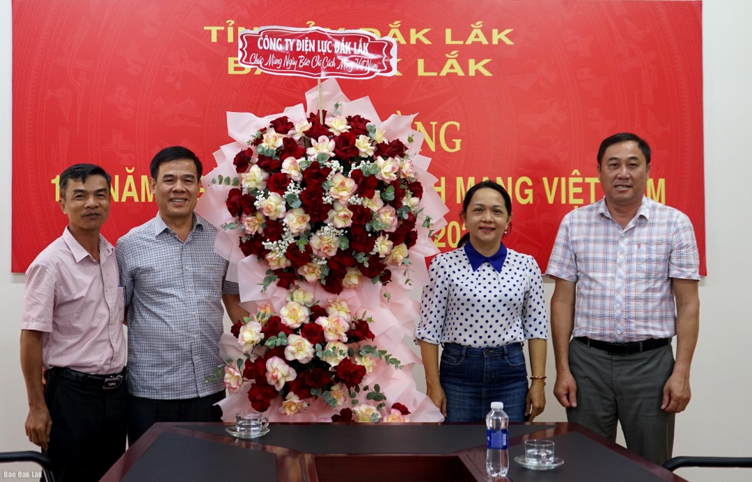 Công ty Điện lực Đắk Lắk tặng hoa chúc mừng Báo Đắk Lắk