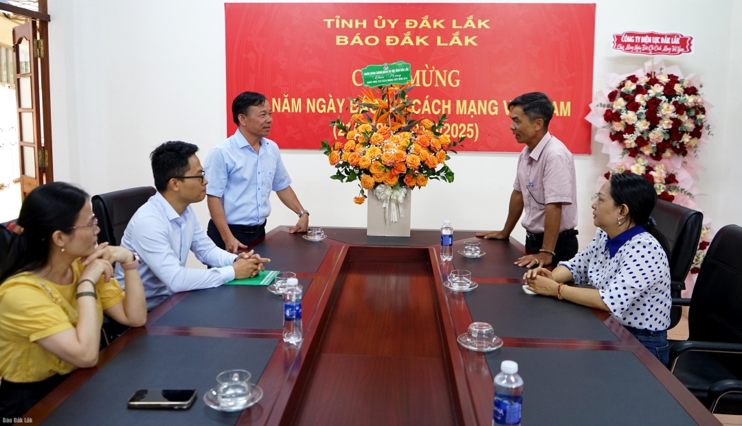 Đại diện Ngân hàng chính sách xã hội tỉnh gửi lời chúc đến tập thể cán bộ, nhân viên Báo Đắk Lắk