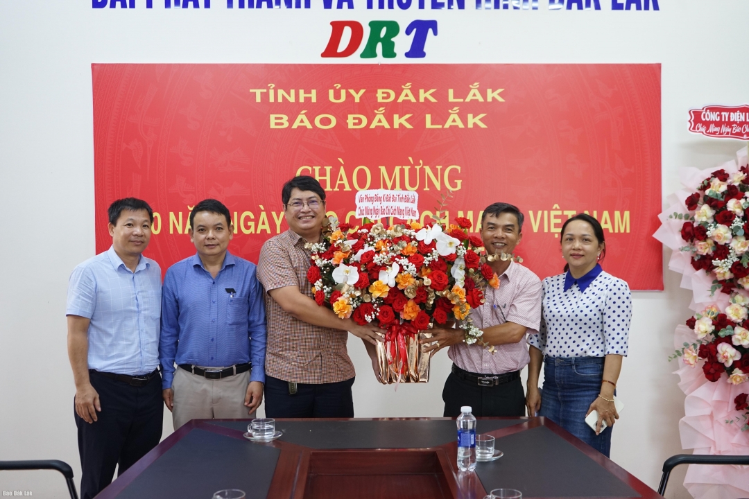 Văn phòng Đăng ký đất đai tỉnh tặng hoa chúc mừng Báo Đắk Lắk