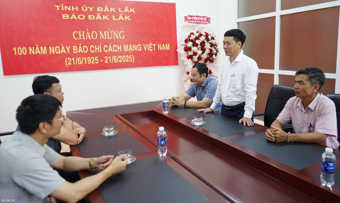 Tổng biên tập Báo Đắk Lắk Nguyễn Văn Hiền cảm ơn sự quan tâm, chúc mừng của các tro chưc đơn vị