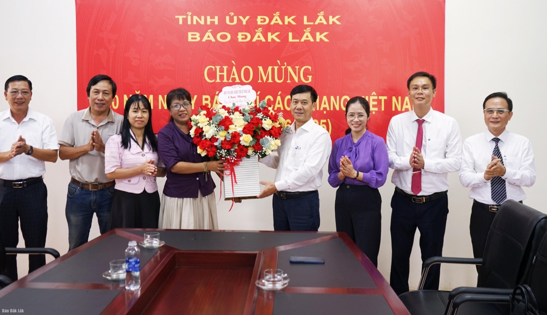 Hội Văn học nghệ thuật tỉnh tặng hoa chúc mừng Báo Đắk Lắk