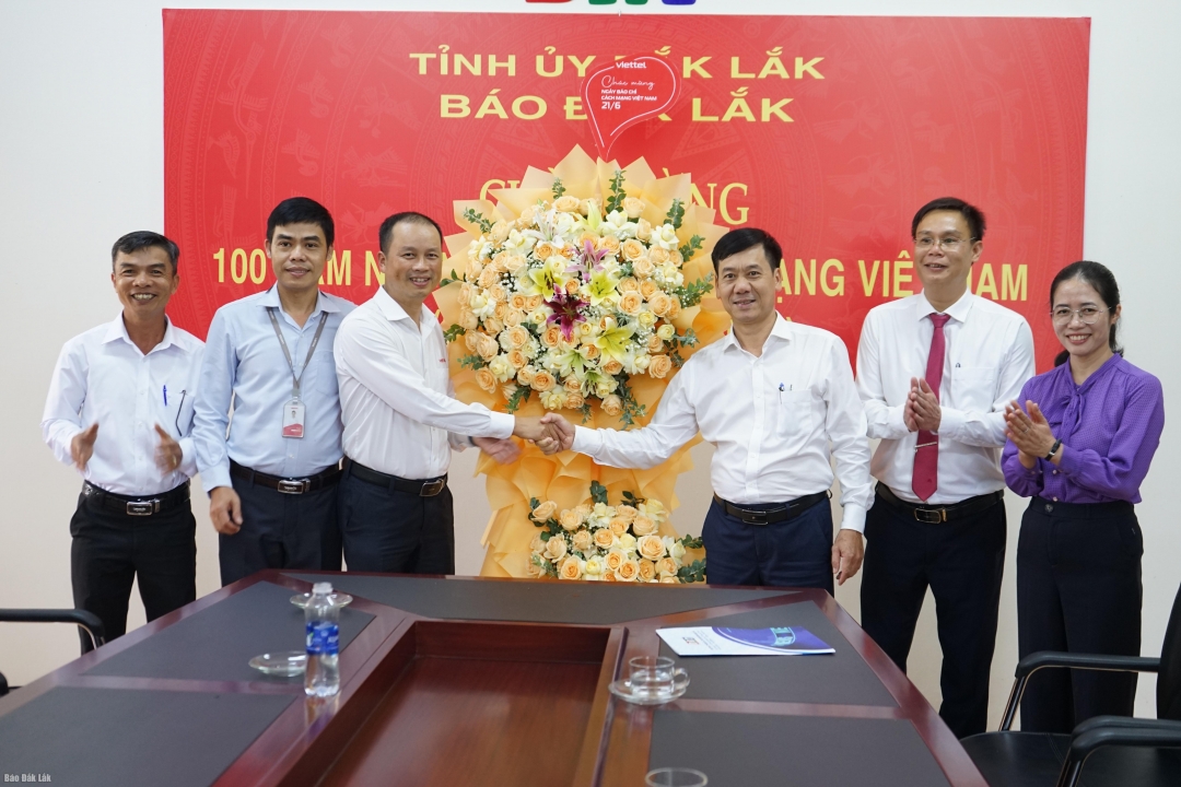 Viettel Đắk Lắk đến thăm và chúc mừng Báo Đắk Lắk