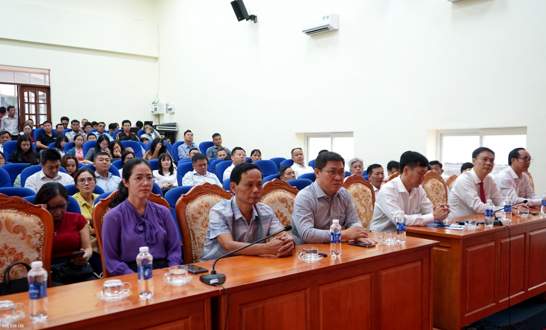 Cán bộ, nhân viên Báo Đắk Lắk tham dự hội nghị