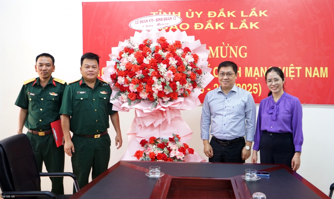 Đại diện Lữ đoàn 470 (Binh đoàn 12) tặng hoa chúc mừng Báo Đắk Lắk